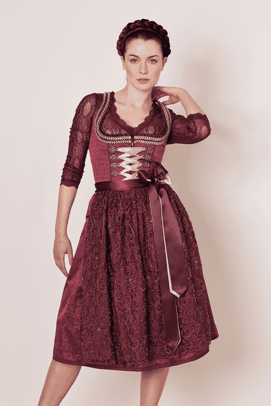 Das atemberaubende Dirndl Flamenda ist mit seiner besonders bestickten Dirndlschürze ein wahrer Blickfang! Aufwendige Borten und ein zweifarbiges Schürzenband vervollständigen den Look.