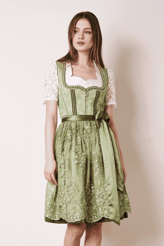 Das elegante Dirndl Gesia besticht mit einer bestickten Schürze auf dem ornamentenreichen Dirndlkleid.Abgerundet wird das zarte Dirndl durch seinen perlenbestickten Ausschnitt und mit einem besonderen Reißverschlussanhänger.