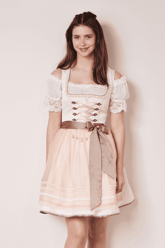 Das Dirndl Laticia kommt mit einem schönen Charivari. Die Schürze und die Miederhaken harmonieren perfekt und runden das Dirndloutfit ab.