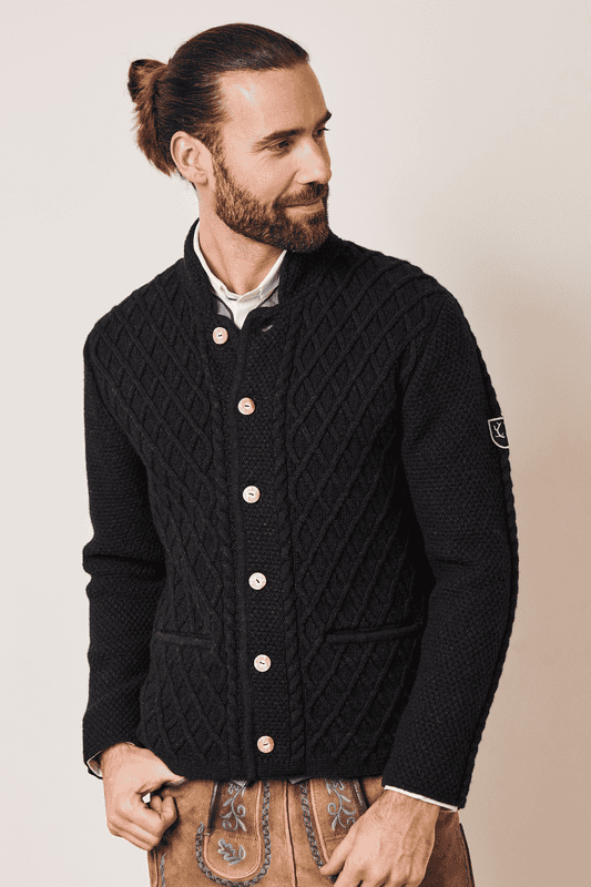 Klassische Trachtenjacke Jonathan. Die Strickjacke Jonathan begeistert durch sein traditionelles und schlichtes Design. Sie kann hervorragend zur Lederhose und einem Hemd kombiniert werden.