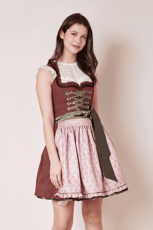 Das Dirndl Doris bezaubert durch ein klassisches Design. Das Mieder wird durch schöne Miederhaken und einen Herzausschnitt mit zarten Borten geschmückt. Die schimmernde Dirndlschürze rundet das Outfit ab.