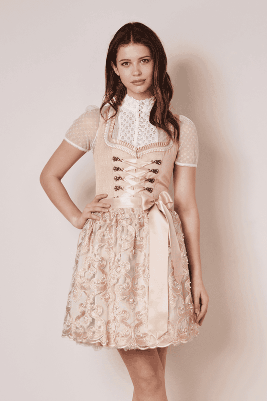 Das Dirndl Evilina verzaubert mit einem eleganten Design. Das Dirndlkleid mit Ornamentenmuster überzeugt sofort. Die perlenbesetze Spitzenschürze ist das Highlight des Dirndls und zieht alle Blick auf sich!