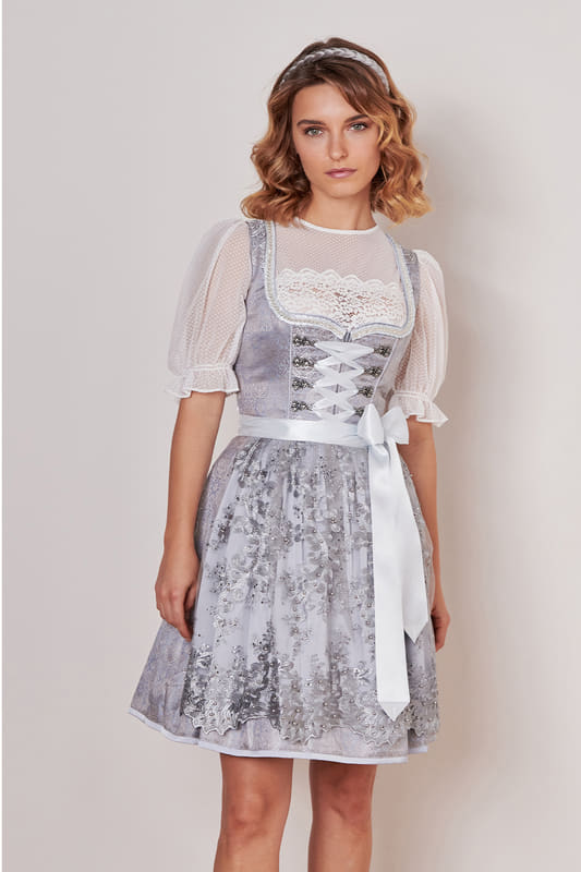 Das Dirndl Luria ist ein wahrer Hingucker! Das Dirndlkleid wird von einem romantischen Muster geschmückt. Das Highlight dieses Outfit's ist mit Abstand die Dirndlschürze. Hier schmücken feine Stickereien und etliche