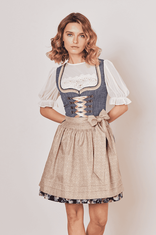 Bezaubernd und stilvoll präsentiert sich das moderne Dirndl Justine. Das unifarbene Mieder mit Herz-Ausschnitt und Miederschnürung betont gekonnt deine Taille. Die Ärmellosigkeit sorgt für eine sommerliche Leichtigkeit. Der Reißverschluss vorne ermöglicht ein einfaches An- und Ausziehen. Der 50cm lange Rock über dem Knie mit floralen Mustern verleiht dem Dirndl einen verspielten Touch. Praktisch sind auch die zwei Eingrifftaschen im Rock