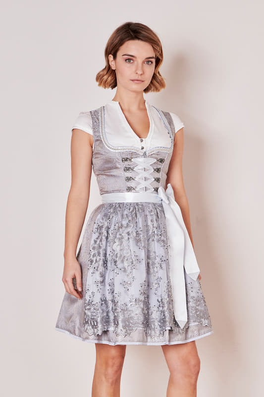 Das Dirndl Luria ist ein wahrer Hingucker! Das Dirndlkleid wird von einem romantischen Muster geschmückt. Das Highlight dieses Outfit's ist mit Abstand die Dirndlschürze. Hier schmücken feine Stickereien und etliche