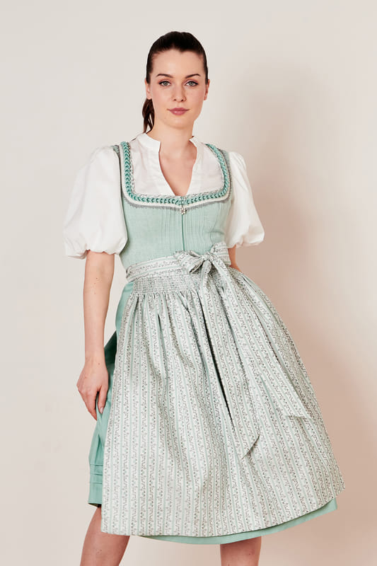 Entdecke das klassische Dirndl Adribel in einem eleganten Look. Dieses taillierte Dirndl betont gekonnt deine Figur