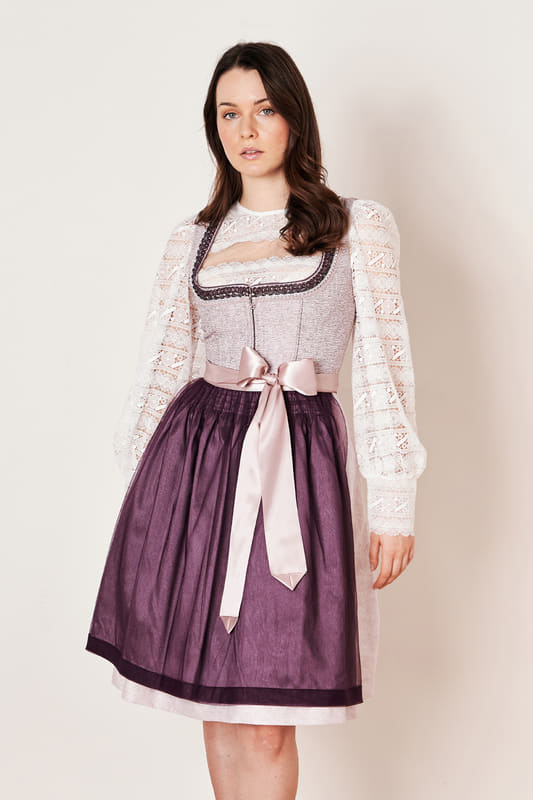 Zauberhaftes Dirndl Abriana im klassischem Stil wird dein Herz im Sturm erobern. Das unifarbene Muster schafft einen zeitlosen Look