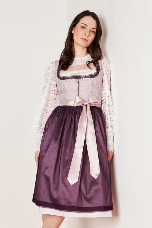 Das moderne Dirndl Abriana im eleganten Stil wird dein Herz im Sturm erobern. Das unifarbene Muster schafft einen zeitlosen Look