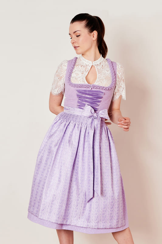 Das Dirndl Isabel (70cm) ist ein moderner Hingucker aus unserer aktuellen COLLECTION-Kollektion. Seine unifarbene Gestaltung trifft auf einen Rock