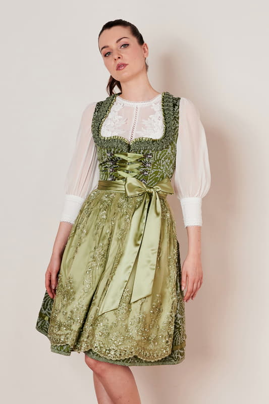 Eleganz trifft auf Tradition mit unserem zeitlosen Klassiker Wibke. Dieses taillierte Dirndl erstrahlt mit einem floralen Muster