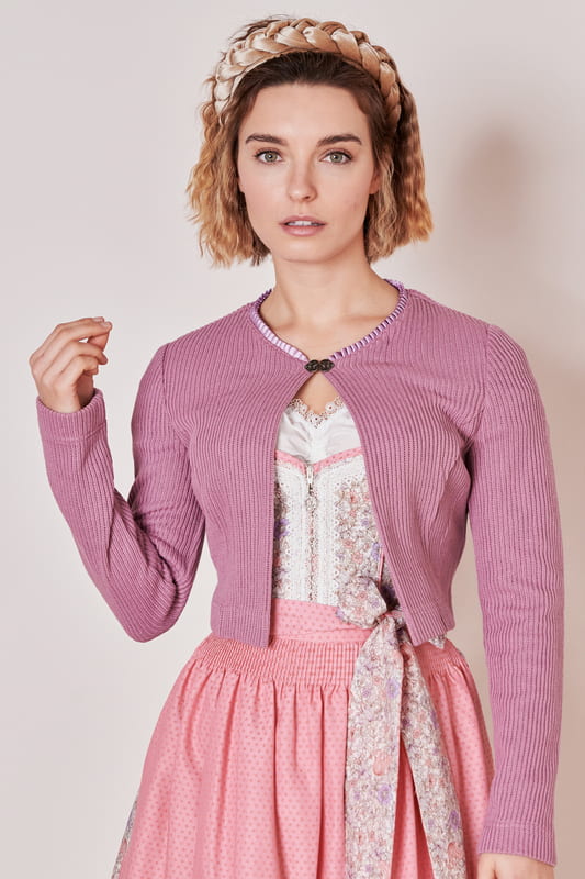 Die Trachtenjacke Juliena ist ein echter Allrounder. Sie überzeugt durch ihren schlichten und traditionellen Look. Sie passt perfekt zum Dirndl oder zur Lederhose und auch im Alltag ist sie vielseitig kombinierbar. Ein echtes Highlight ist der hübsche Verschluss auf der Vorderseite. Mit unserer Trachtenjacke Juliena wertest du jedes Outfit auf und setzt modische Akzente!