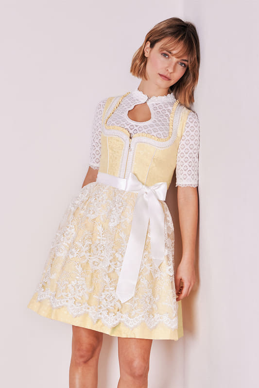 Das taillierte Dirndl Zephyra mit Herz-Ausschnitt und ärmelloser Form schmeichelt deiner Figur und betont deine feminine Seite. Der ornamentale Rock und die floral