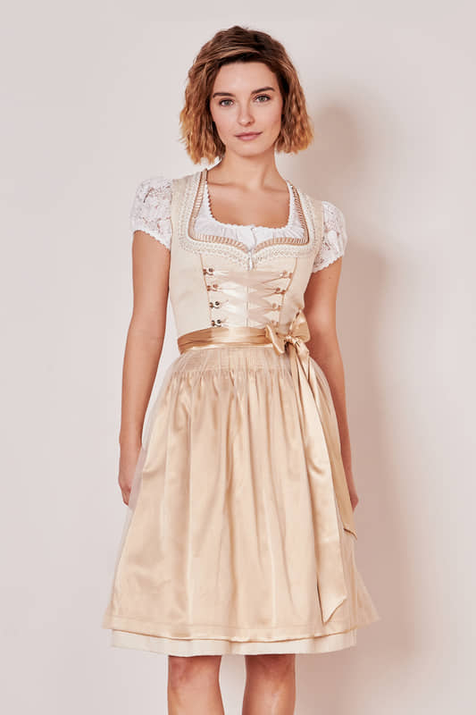 Das wundervolle Dirndl Oksana (60cm) aus der aktuellen MADL-Kollektion sorgt für einen Twist zwischen Moderne und Tradition. Dieses taillierte Dirndl betont gekonnt deine Figur und dank der Rocklänge von 60cm endet es perfekt auf dem Knie. Mit seinem Streublumenmuster wirkt es besonders verspielt und edel zugleich. Praktisch sind die beiden Eingriffstaschen in denen du deine wichtigsten Essentials verstauen kannst. Das Dirndl hat einen vorderen Reißverschluss