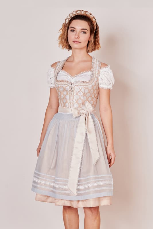 Eleganz trifft Tradition im Dirndl Seraphina aus der MADL Kollektion. Mit seinem floralen Muster ist es ein echter Hingucker. Der grazile Stil wird durch den vorderen Reißverschluss und die taillierte Passform unterstrichen. Mit 60cm Rocklänge