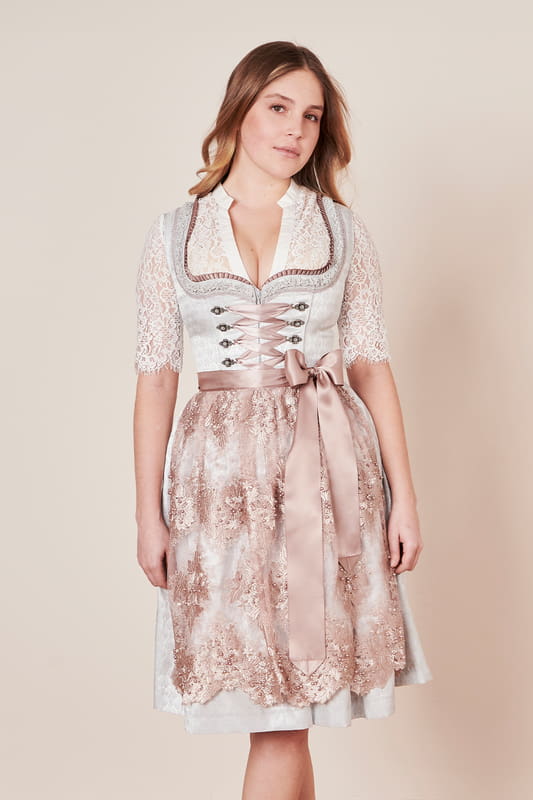 Bezaubernd und modern präsentiert sich das Dirndl Anarosa mit einer Rocklänge von 60cm und ist damit knielang. Die ornamentale Musterung auf Mieder und Rock