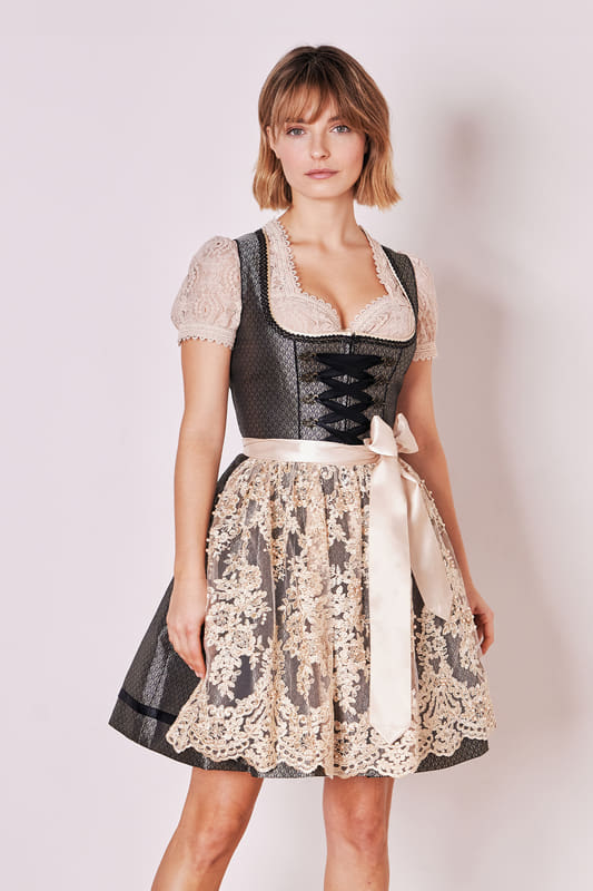 Das taillierte Dirndl Merima mit geradem Ausschnitt und ärmellosem Design schmeichelt deiner Figur