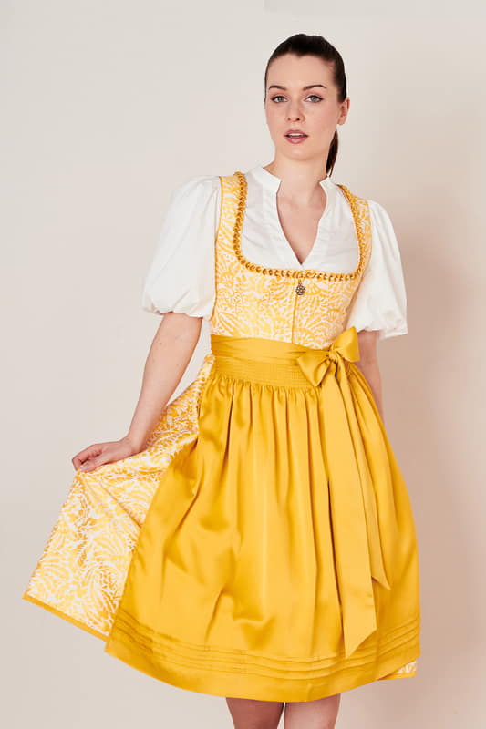 Elegantes Dirndl Donata in klassischem Stil wird dein Trachtenherz im Sturm erobern. Das floral schimmernde Muster schafft einen stilvollen Look