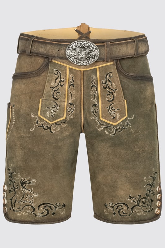 Entdecke die Lederhose Ismael mit Gürtel - ein moderner Twist auf einem traditionellen Klassiker. Die Lederhose Ismael aus der neusten BUAM Kollektion repräsentiert Stil und Tragekomfort zugleich. Die tolle Stickerei auf dem Hosenlatz und der Hosenbeine unterstreicht die Einzigartigkeit dieses Modells und lässt dich auf jeder Feier zu einem Blickfang werden. Praktisch und stilvoll zugleich