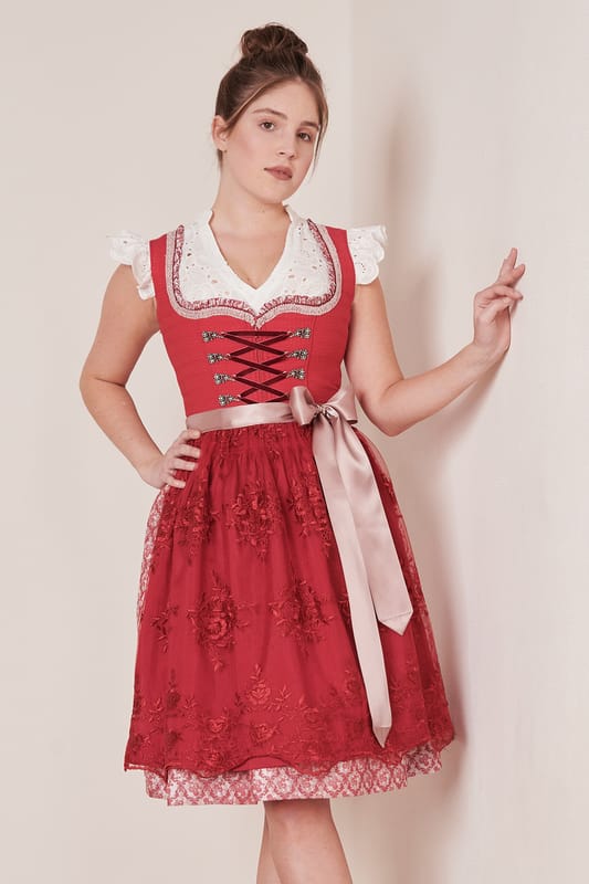 Entdecke das elegante Dirndl Nakita aus der aktuellen MADL-Kollektion. Es besticht durch seinen Herz-Ausschnitt und den ärmellosen Schnitt