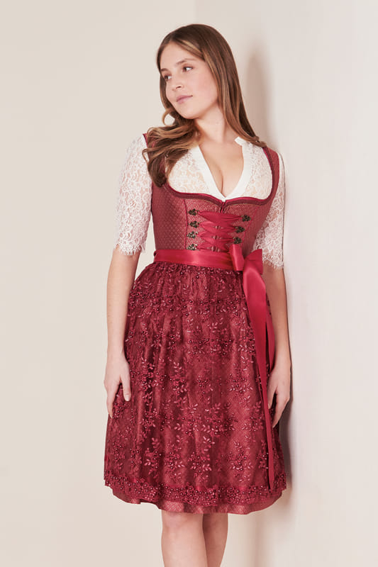 Tradition trifft auf Modernität im floral bedruckten Dirndl Armanda. Sein taillierter Stil und der 60cm lange