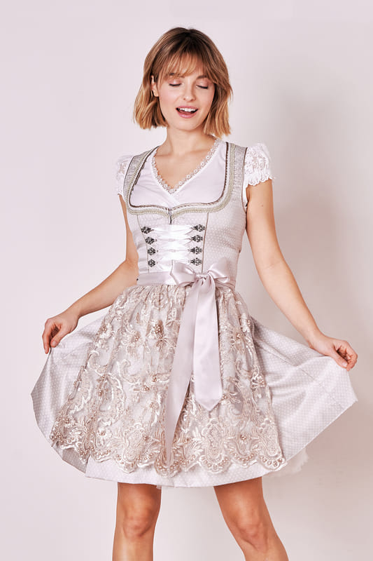 Unser zauberhaftes Dirndl Freda wird dich mit seinem modernen Stil begeistern. Es präsentiert sich mit einem feinen Streublumenmuster entlang des Mieders und des Rocks. Zwei praktische Eingrifftaschen bieten dir Platz für kleine Essentials. Die taillierte Passform und die Rocklänge von 50cm