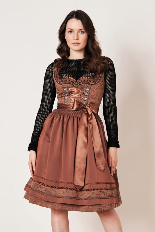 Das Dirndl Clio aus der hochwertigen COLLECTION-Kollektion ist ein moderner Stil