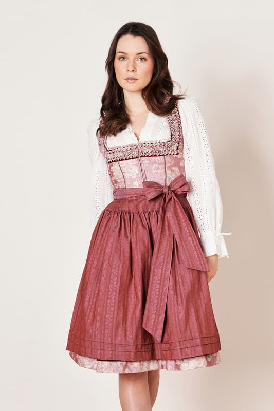 Das elegante Dirndl Enrica aus unserer neuesten COLLECTION-Kollektion ist ein echter Hingucker. Der taillierte Schnitt und der gerade