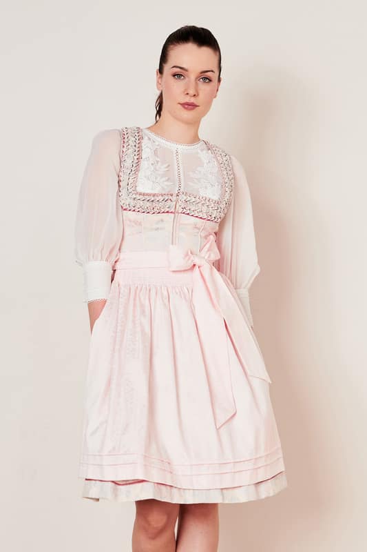 Das elegante Dirndl Enrica aus unserer neuesten COLLECTION-Kollektion ist ein echter Hingucker. Der taillierte Schnitt und der gerade