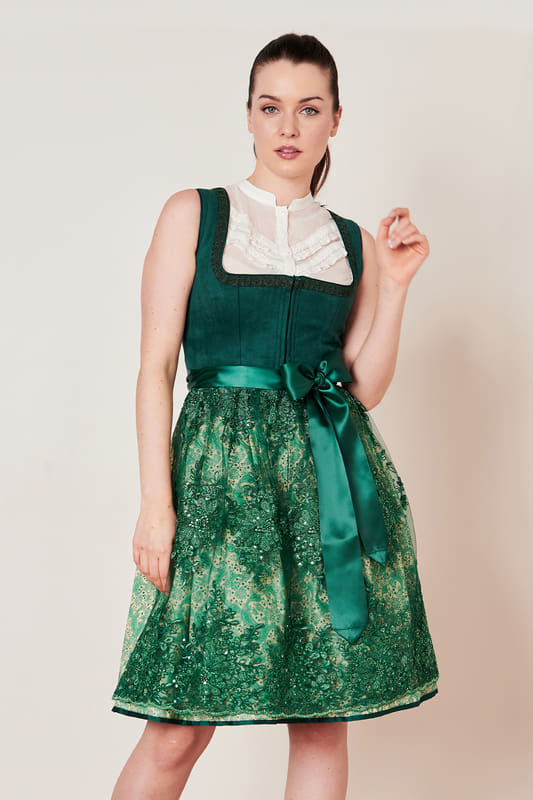 Modernität trifft Tradition im Dirndl Aislinn. Dieses taillierte Dirndl begeistert mit seinem modernen