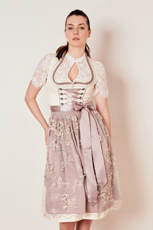 Erlebe das moderne Dirndl Esmee aus der bezaubernden COLLECTION-Kollektion mit seinem subtilen Muster