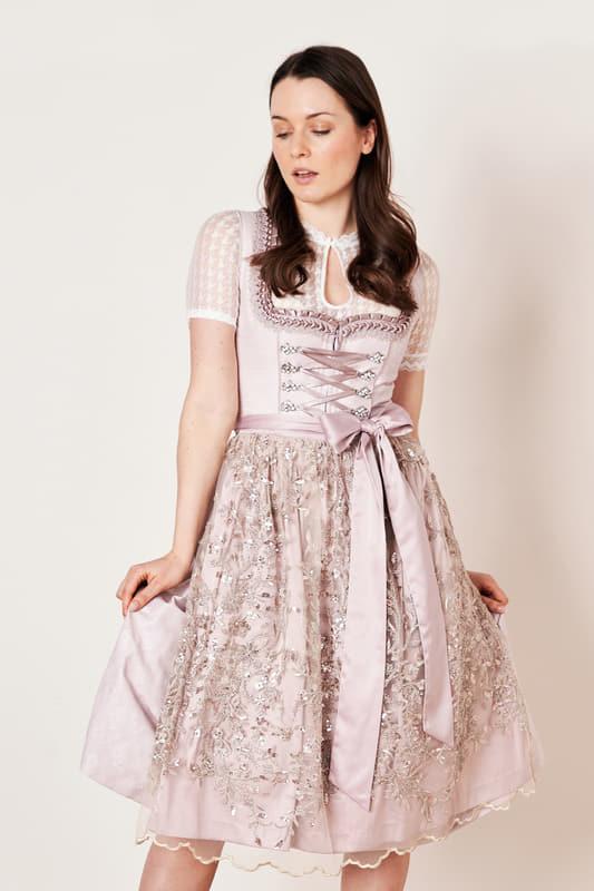 Dirndl Camelia ist ein verlockendes Dirndl aus der neusten COLLECTION-Kollektion