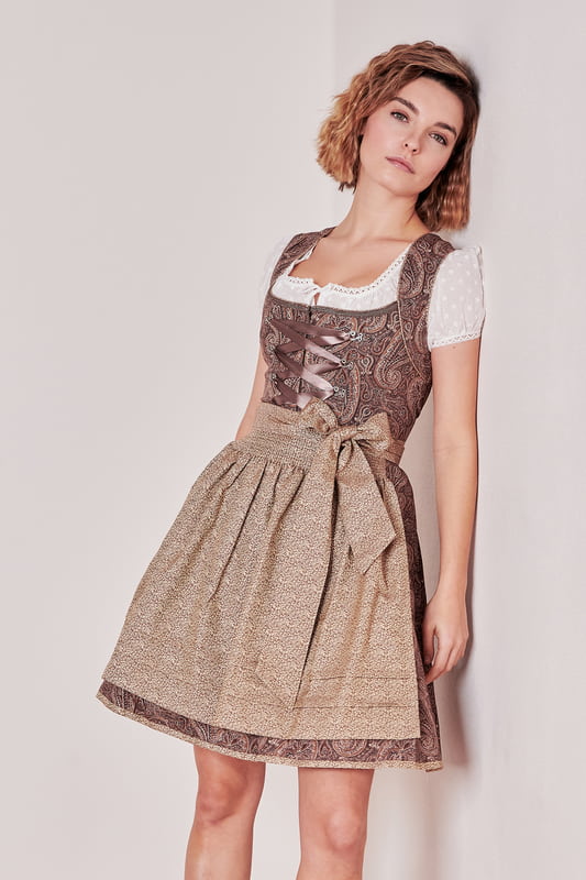 Das Dirndl Giselle (50cm) ist ein modischer Hingucker für jedes Volksfest. Das ornamentale Muster verleiht dem taillierten Dirndl einen frischen