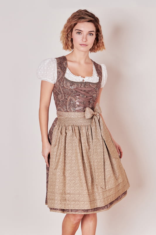 Das tolle Dirndl Giselle (60cm) ist ein modischer Hingucker für jedes Volksfest. Das ornamentale Muster verleiht dem taillierten Dirndl einen frischen aber doch zeitgemäßen Look. Der Rock mit einer Länge von 60cm verfügt über zwei praktische Eingrifftaschen