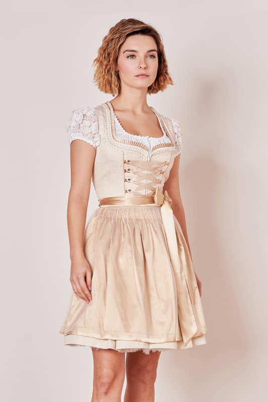 Das Dirndl Oksana (50cm) aus der MADL Kollektion vereint modernen Stil mit traditionellen Elementen. Dieses taillierte Dirndl betont gekonnt deine Figur und dank der Rocklänge von 50cm endet es perfekt über dem Knie. Mit seinem Streublumenmuster wirkt es besonders edel und verspielt. Praktisch sind die zwei Eingrifftaschen im Rock