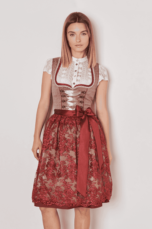 Tradition trifft auf Modernität im floral bedruckten Dirndl Zaida. Sein taillierter Stil und der 60cm lange