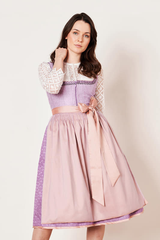 Das Dirndl Amaya ist die perfekte Wahl für Liebhaberinnen des eleganten Stils. Dieses Dirndlkleid betont mit seiner taillierten Passform deine Figur und sorgt für einen tollen Auftritt. Der Rock endet mit einer Länge von 70cm unter dem Knie und besitzt zwei praktische Eingriffstaschen