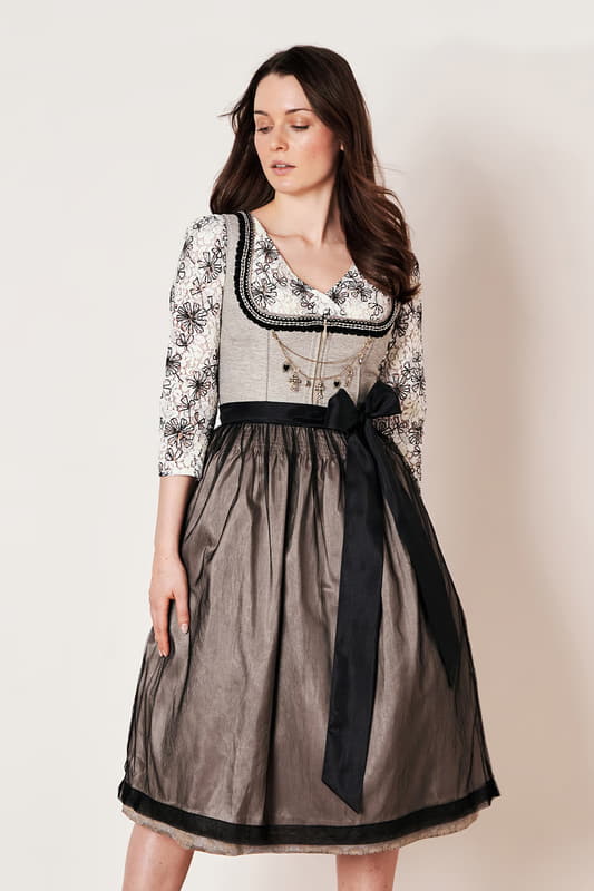 Eleganz trifft auf Moderne mit dem Dirndl Dorota aus der neusten COLLECTION-Kollektion. Das Dirndl ist tailliert geschnitten