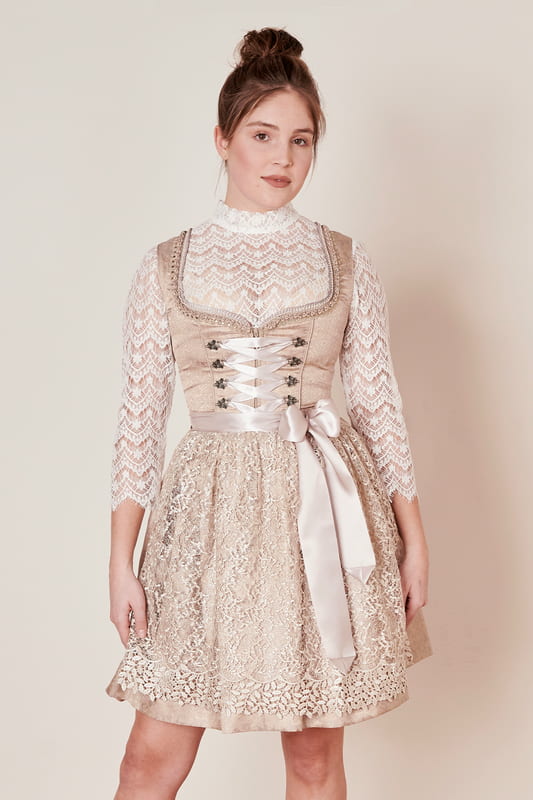 Entdecke das bemerkenswerte Dirndl Gerda mit einer Rocklänge von 50cm. Dieses Dirndl überzeugt durch seinen einheitlichen Stil und die ornamentale Musterung