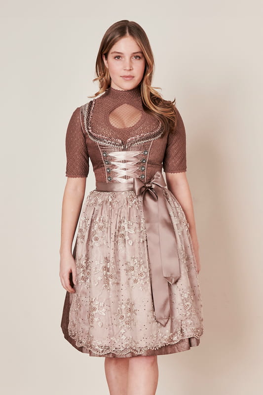 Das Dirndl Delina aus der aktuellen MADL Kollektion verbindet traditionelle Elemente mit modernem Stil. Das auffällige florale Muster und die bestickte Perlenschürze machen es zu einem echten Hingucker. Die Passform ist tailliert