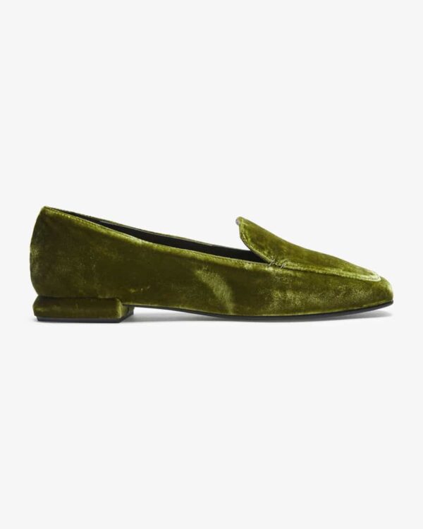 Loafer für Damen von Pedro Miralles in Moosgrün. Für stilvolle Trachten-Looks -Während die weiche Samt-Verarbeitung für eine edle Optik sorgt