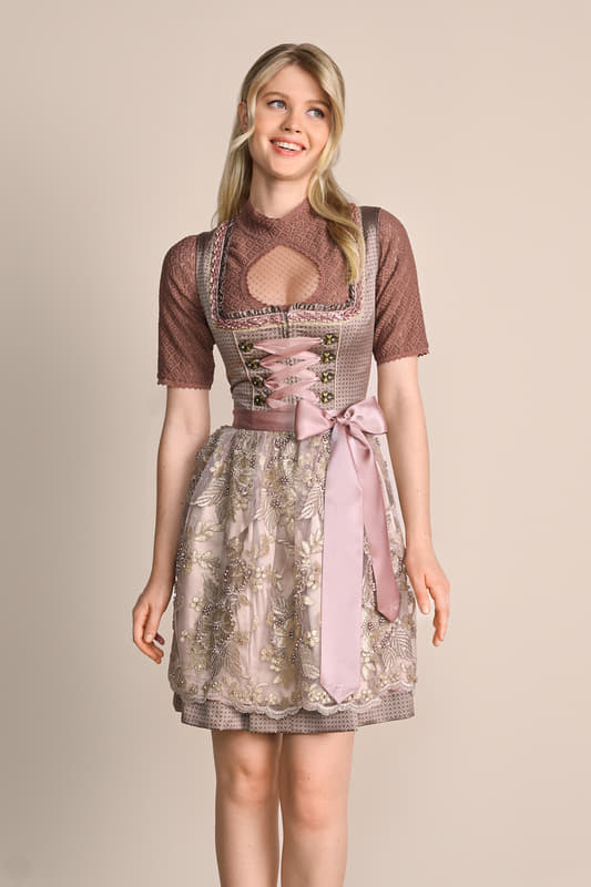 Erlebe unser elegantes Dirndl Leya (50 cm) im modernen Stil wartet darauf