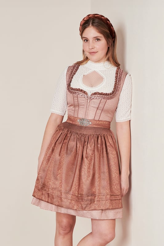 Das bezaubernde Dirndl Zafina (50cm) ist ein traditioneller Hingucker für jedes Fest. Das zart florale Muster verleiht dem taillierten Dirndl einen frischen aber zugleich zeitgemäßen Look. Der Rock mit einer Länge von 50cm geht übers Knie und verfügt über zwei praktische Eingrifftaschen. Der Herz-Ausschnitt und die ärmellose Gestaltung schmeicheln jeder Figur und setzen das Dekolleté charmant in Szene. Für ein einfaches An- und Ausziehen sorgt der praktikable Reißverschluss. Die ornamentale Schürze rundet das Design ab und setzt einen verspielten Akzent. Das Highlight des Dirndls ist der passende Gürtel. Mit dem Dirndl Zafina bist du perfekt für die nächste Trachtenfeier gerüstet!