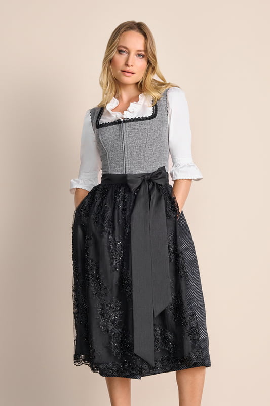 Tradition trifft auf Fashion im Dirndl Ashly. Dieses taillierte Dirndl begeistert mit seinem modernen unifarbenen Design