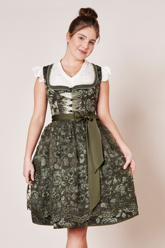 Erlebe das stilvolle Dirndl Heike (60cm) aus der MADL Kollektion. Das floral gemusterte Design und der taillierte Schnitt