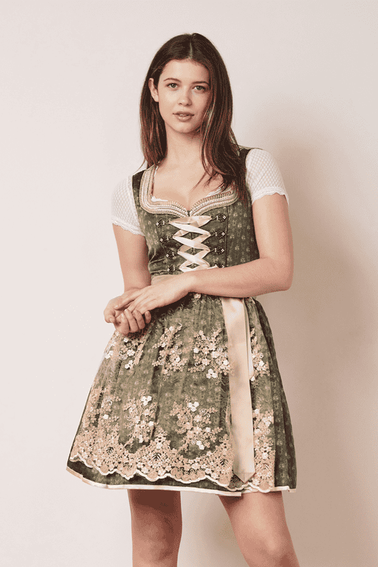 Das Dirndl Melike zieht mit einem floralen Muster entlang des Dirndlkleides alle Blicke auf sich. Die aufwendig bestickte Schürze harmoniert perfekt mit den schicken Miederhaken und den zarten Borten entlang des Dekolletés.