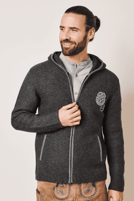 Fesche Trachtenjacke mit diversen Applikationen. Der Strickhoodie Bastian wirkt lässig und kann hervorragend zur Lederhose und dem Hemd kombiniert werden. Das vielseitige Design ermöglicht aber auch das kombinieren zum Freizeit-Look. Garantiert ein Must-Have für die Saison.