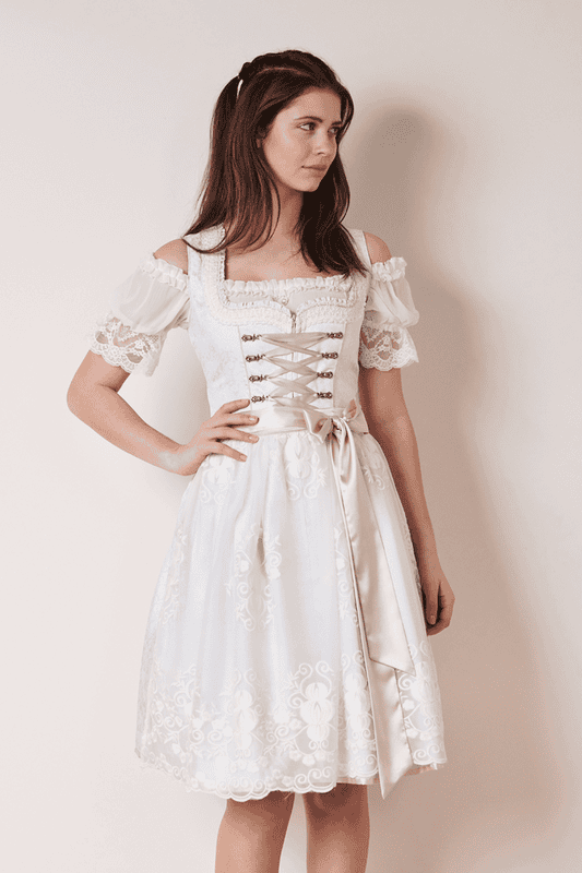 Das Dirndl Elana verzaubert mit einem schönen Allover-Muster und passenden Miederhaken. Das zart schimmernde Dirndlkleid ist perfekt auf die Spitzenschürze abgestimmt. Ein wahrer Blickfang!