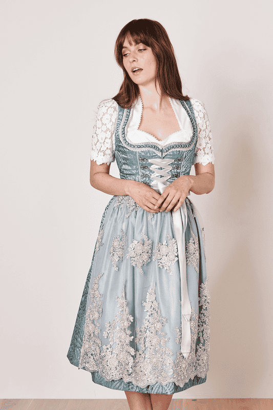 Modernität trifft Tradition in unserem Dirndl Jula. Mit seinem floralen Muster und der taillierten Passform ist es ein echter Hingucker. Die zwei Eingrifftaschen im Rock bieten praktischen Stauraum