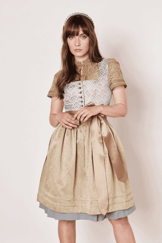 Das moderne Dirndl Carsta aus unserer COLLECTION Kollektion verzaubert durch sein ornamentales Muster. Der taillierte Schnitt schmeichelt deiner Figur