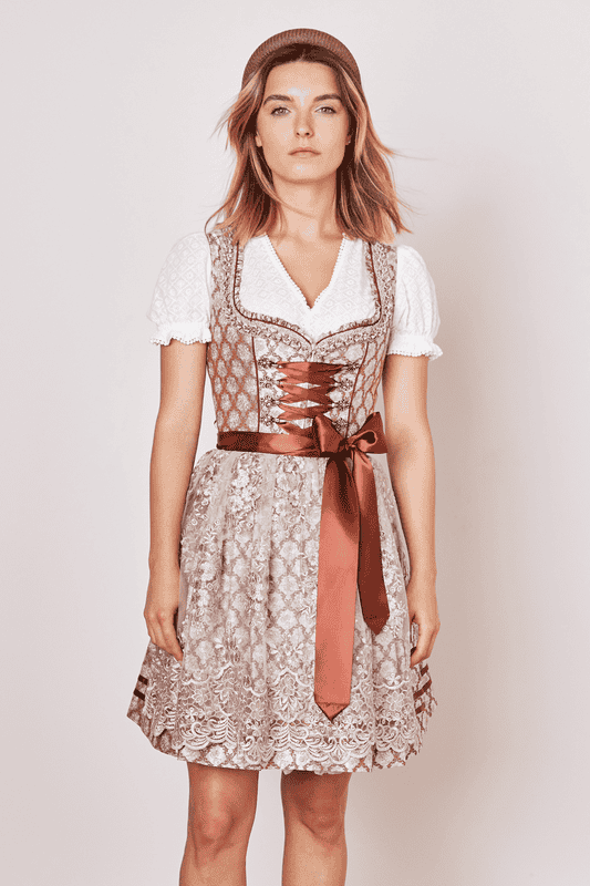 Das modern gestaltete Dirndl Steffi besticht durch ein ornamentales Muster und eine taillierte Passform